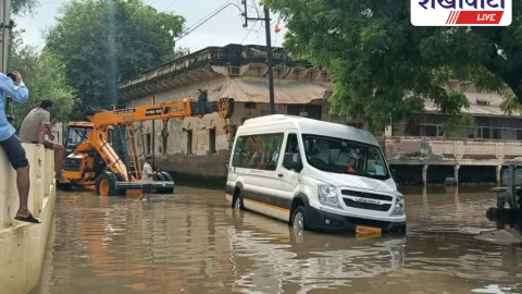 Sikar News: नाले में गिरी विदेशी पर्यटकों की बस, 2 घंटे बाद निकाली :कैसे बोलोगे – पधारो म्हारे देश ?