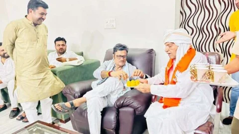 पूर्व मंत्री सुंदरलाल को 91 वें जन्मदिन की बधाई देने पहुंचे प्रतिपक्ष नेता राठौड़