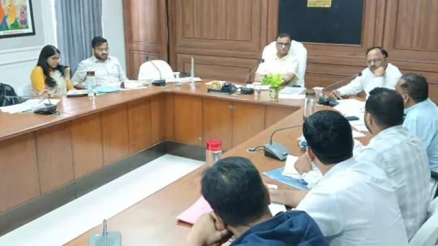 जिला कलेक्टर ने ली राजस्व अधिकारियों की बैठक, अतिक्रमण पर कार्रवाई करने को कहा