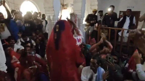 10 दिनों से विद्युत सप्लाई बंद, ग्रामीण महिलाओं ने नृत्य कर और लोकगीत गाकर किया विरोध प्रकट