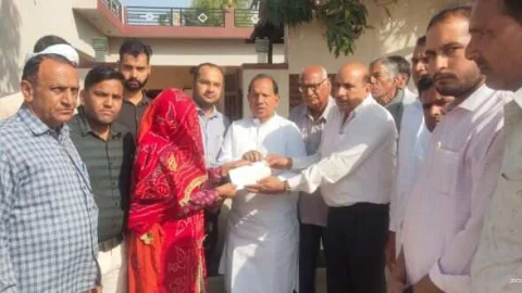 दुर्घटना बीमा क्लेम के तहत मृतक की पत्नी मंजू देवी को 10 लाख रूपये की राशि का चैक सौंपा