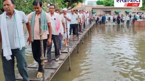 जलभराव के बीच भाजपा नेता ने दो घंटे में बनवाया अस्थाई पुल