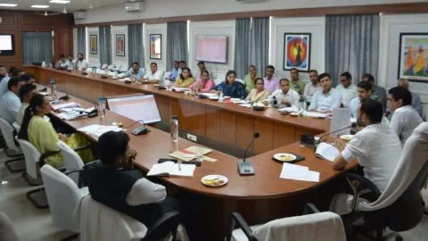 राजस्व संबंधी मामलों का त्वरित रूप से निस्तारण करें – जिला कलेक्टर