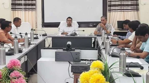 जिला कलक्टर डॉ. खुशाल ने अफसरों को दी सख्त हिदायत, ढिलाई बरतने पर होगी कार्रवाई