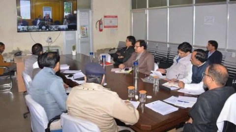 जिला कलेक्टर दो सप्ताह में गांव के पटवारी, ग्राम विकास अधिकारी से प्रमाण पत्र ले कि उनके क्षेत्र में कोई बोरवेल खुला नहीं – मुख्य सचिव