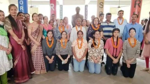 पीरामल बालिका उच्च माध्यमिक विद्यालय का रहा शत प्रतिशत परिणाम