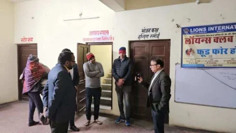 जिला कलेक्टर अचानक पहुंचे रात को रेन बसेरो की व्यवस्था देखने