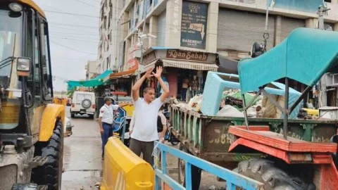 सीकर सभापति जीवण खां ने कर्मचारियों एवं व्यापारियों के साथ मिलकर स्वयं किया कचरा एकत्रित