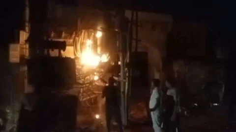 स्पार्किंग से ट्रांसफार्मर में लगी आग, मची अफरा-तफरी