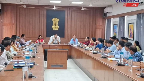 Sikar News: कलेक्टर ने राजस्व अधिकारियों को दिए सख्त निर्देश, ऑनलाइन गिरदावरी के लिए प्रेरित करें