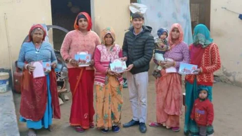 राम जन्मभूमि में प्राण प्रतिष्ठा के निमंत्रण पत्र स्वयंसेवकों ने किया घर-घर वितरित