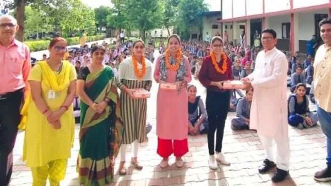 रीना बाबल रही न्यू राजस्थान कॉलेज टॉपर