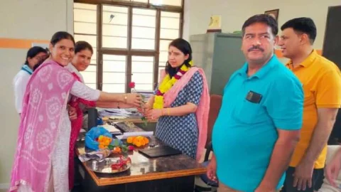 डॉ सुमनलता के एसडीएच की पहली पीएमओ बनने पर मिठाई बांटकर मनाई खुशियां