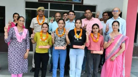 न्यू राजस्थान बालिका पीजी महाविद्यालय में टॉपर्स का किया सम्मान