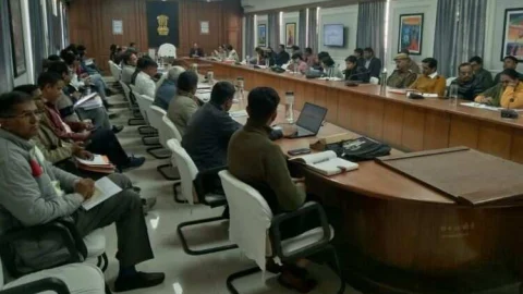 कलेक्टर ने साप्ताहिक समीक्षा बैठक में दिए अधिकारियों को नोटिस जारी करने के निर्देश