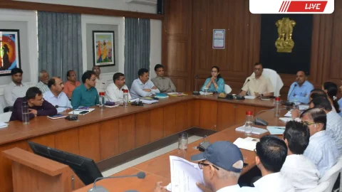 संपर्क पोर्टल पर लंबित प्रकरणों का निस्तारण समय पर करें – जिला कलेक्टर