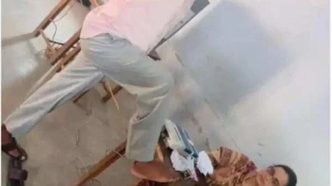 पैर के अंगूठे पर लगाया स्याही का निशान