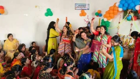 नीमकाथाना में महिलाओं ने फूलों से खेली होली