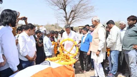 सैनिक को अंतिम विदाई देने उमड़ा जन सैलाब, युवाओं ने निकाली तिरंगा रैली