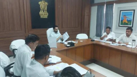 जिला कलेक्टर ने कार्यो को समय पर पूरा नहीं करने पर संबंधित फर्म को ब्लैक लिस्ट करने के दिए निर्देश