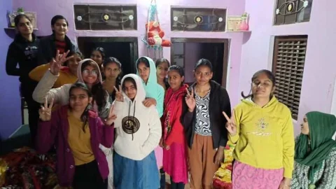 गांधी फेलो द्वारा गांव में महावारी से संबंधित सत्र का आयोजन