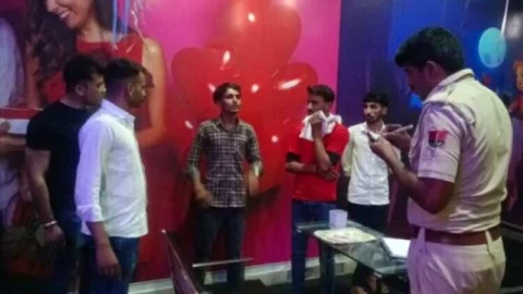 कैफे पर पुलिस ने दबिश देकर 4 जनों को किया गिरफ्तार