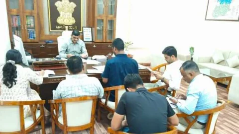 जिला कलक्टर की अध्यक्षता में नगर परिषद् की समीक्षा बैठक आयोजित