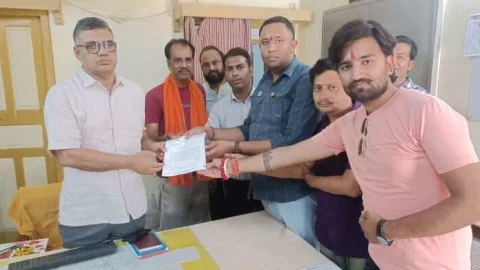 वोल्टेज की समस्या को लेकर दिया ज्ञापन