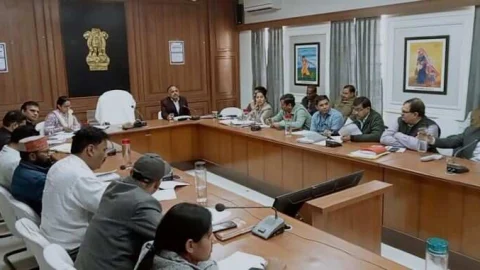 जिला स्तरीय अधिकारियों की साप्ताहिक समीक्षा बैठक आयोजित
