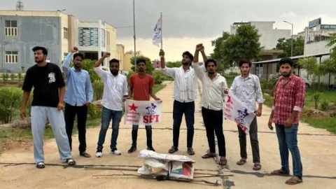 छात्रों ने फूंका डिप्टी सीएम का पुतला : चुनाव बहाली की रखी मांग