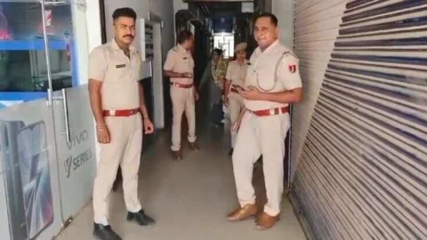 कैफे पर पुलिस ने फिर दी दबिश,अनैतिक गतिविधियों के संचालन की शिकायत पर कार्यवाही