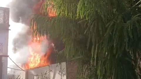 कबाड़ के नोहरे में लगी भीषण आग