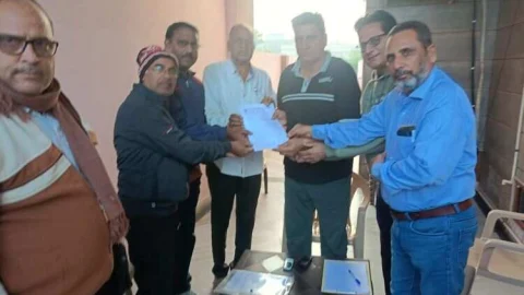 पुरानी पेंशन योजना का लाभ दिलवाने के लिए विधायक को सौंपा मुख्यमंत्री के नाम ज्ञापन