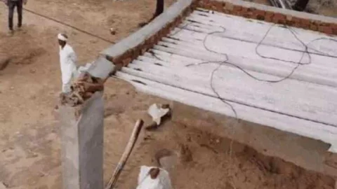 बाड़े पर गिरी आकाशीय बिजली, सीमेंट का टीनशेड और दीवार टूटी