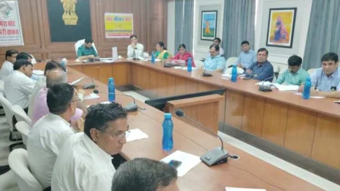 स्कूलों, कोचिंग सेन्टरों के नजदीक संचालित मदिरा दुकानों को अन्यत्र जगह स्थानान्तरित करे – जिला कलेक्टर