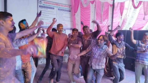 पुलिसकर्मियों ने थाने पर मनाई होली