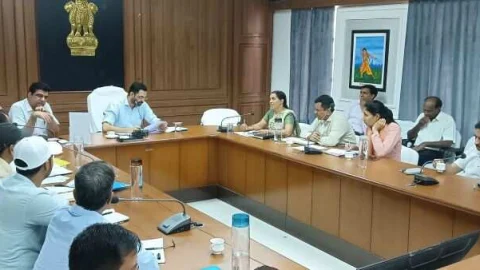 पेंशन सत्यापन की रिपोर्ट नहीं भिजवाने पर विकास अधिकारी को शो-कॉज नोटिस जारी करने के दिए निर्देश