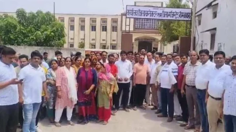 महिला बैंक कर्मी की हत्या के विरोध मे शहर में निकाली आक्रोश रैली