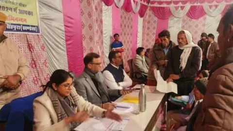 जिला कलेक्टर ने रात्रि चौपाल में ग्रामवासियों की समस्याएं सुनी, निस्तारण के दिए निर्देश