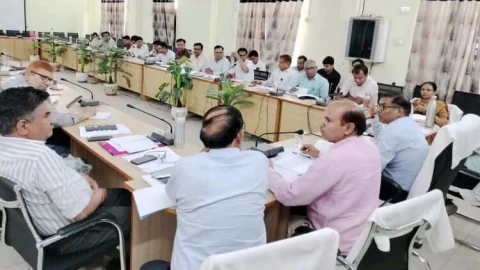 गाँव में तरल और ठोस कचरा ना हो ग्राम विकास अधिकारी यह सुनिश्चित करें – अंम्बा लाल मीणा