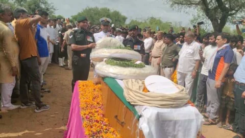 सैनिक की अंत्येष्टि में उमड़ा जनसैलाब, शहीद की मांग को लेकर दिया धरना