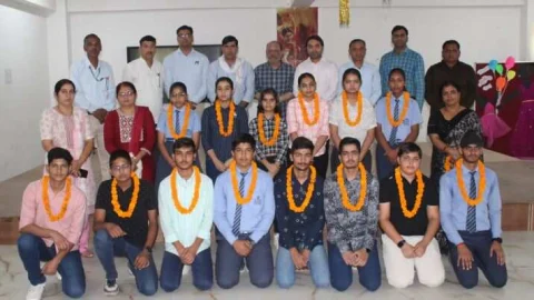 प्रिंस इंटरनेशनल में टॉपर्स का सम्मान