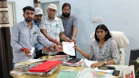 मटकी फोड़़ प्रतियोगिता में प्रशासन से व्यवस्थाओं में मांगा सहयोग