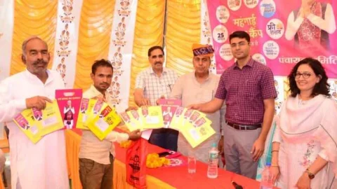 जिला कलक्टर सिहाग ने लाभार्थियों को दिए मुख्यमंत्री गारंटी कार्ड