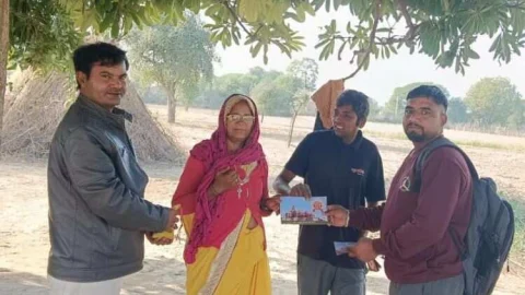 श्री राम जन्मभूमि अयोध्या से आए अक्षत व निमंत्रण पत्र हर घर में किया जा रहा है वितरण