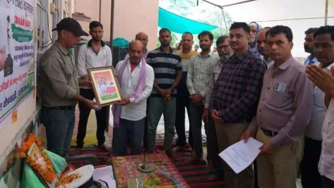 नौसेना पीटीआई परिवार द्वारा मृत सैनिक के परिजनो को तीन लाख पन्द्रह हजार की आर्थिक सहायता