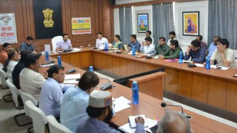 आधार नामांकन में अतिरिक्त शुल्क वसूलने पर संयुक्त निदेशक डीओआईटी को तत्काल सूचित करें – जिला कलेक्टर