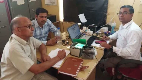 आधार केंद्रों का निरीक्षण कर दिये आवश्यक निर्देश