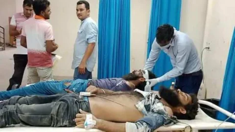 कार की टक्कर से बाइक सवार दो सगे भाई घायल