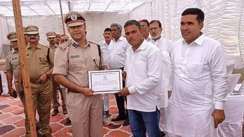 दुर्घटनाओं में घायलों का सहयोग करने वाले रामवीरसिंह राईका का सीकर में आईजी ने किया सम्मान